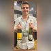 João Ribeiro no Vinhos de Portugal 2026, com os vinhos Quinta da Coroa e Prima — Foto: Cláudia Meneses / Agência O Globo
