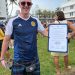 O escocês Graeme Fettes exibe o decreto oficializando o Dia do Exército Tartan em Miami Beach — Foto: Rafael Oliveira
