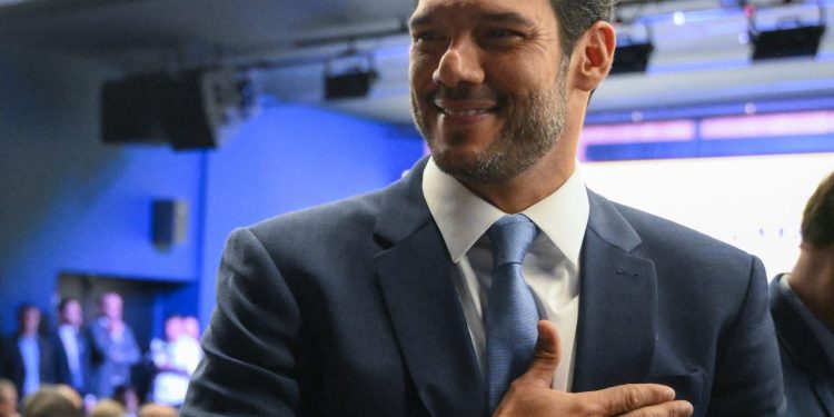 Presidente da CBF viaja para longe da seleção