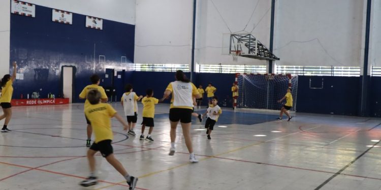 O programa incentiva a vivência em diferentes modalidades antes da especialização esportiva — Foto: Renato Pinheiro/PrefSP/Divulgação