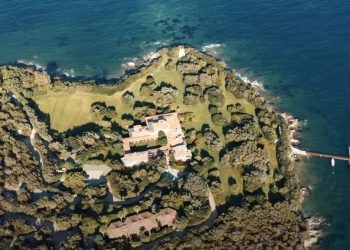 Vista aérea de mansão de Silvio Berlusconi na Sardenha — Foto: Reprodução