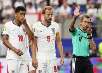 Clement Turpin, árbiro da partida entre Inglaterra e Croácia, manda Kane retornar à cobrança após ver goleiro Livakovic adiantado — Foto: Richard Pelham / GETTY IMAGES NORTH AMERICA / Getty Images via AFP