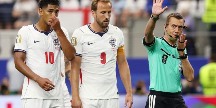 Clement Turpin, árbiro da partida entre Inglaterra e Croácia, manda Kane retornar à cobrança após ver goleiro Livakovic adiantado — Foto: Richard Pelham / GETTY IMAGES NORTH AMERICA / Getty Images via AFP