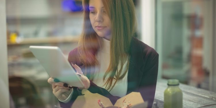 Quase 7 em cada 10 brasileiros usam IA no dia a dia, mas maioria ainda desconfia da tecnologia