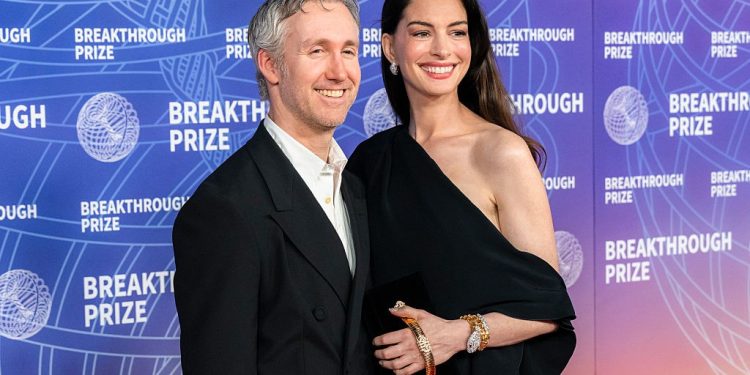Quem são o marido e os filhos de Anne Hathaway, que anunciou gravidez do terceiro herdeiro