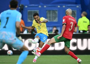 Danilo tentando cruzar a bola para a área durante duelo entre o Brasil e Marrocos — Foto: MAURO PIMENTEL / AFP