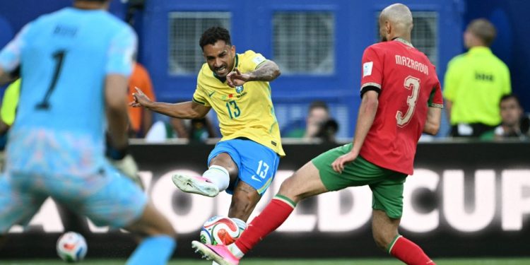 Danilo tentando cruzar a bola para a área durante duelo entre o Brasil e Marrocos — Foto: MAURO PIMENTEL / AFP