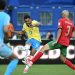 Danilo tentando cruzar a bola para a área durante duelo entre o Brasil e Marrocos — Foto: MAURO PIMENTEL / AFP