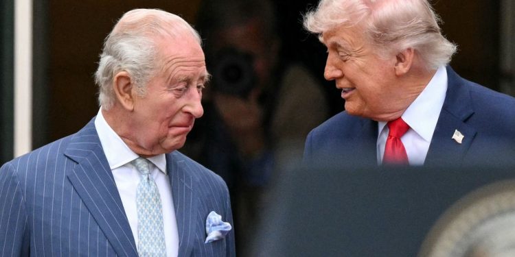 Rei Charles III encontrou-se com Donald Trump na Casa Branca em abril de 2026 — Foto: Mandel Ngan/AFP