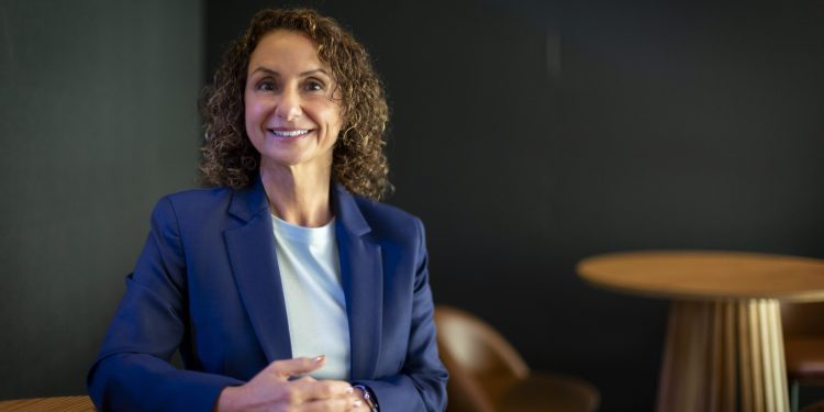Regulação da IA precisa ter 'dimensão correta' e enfoque no 'uso' da tecnologia, diz Lila Ibrahim, da Google DeepMind