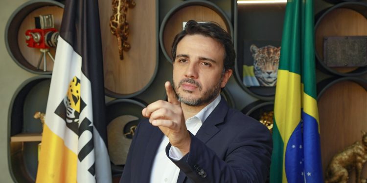 Renan Santos diz que Flávio Bolsonaro é inviável na disputa contra Lula e espera migração de votos antipetistas