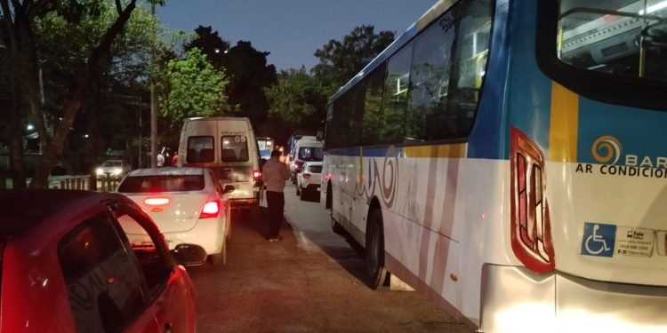 Rio das Pedras tem nova madrugada de tiroteio em meio a disputa entre milícia e CV; 12 linhas de ônibus são afetadas