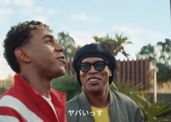Ronaldinho e Lamine Yamal jogam altinha em novo comercial para Copa do Mundo; veja vídeo