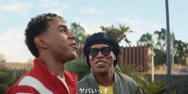 Ronaldinho e Lamine Yamal jogam altinha em novo comercial para Copa do Mundo; veja vídeo