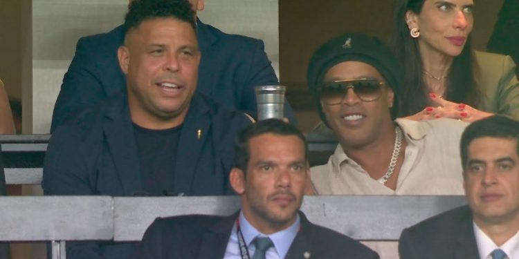 Ronaldo e Ronaldinho assistem juntos a Brasil x Haiti e web reage: "Entrem e salvem a seleção