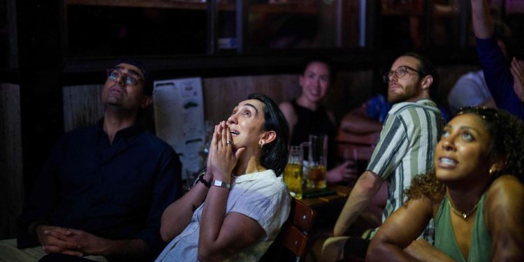 'a gente não transmite pela internet, porque o delay é absurdo. Usamos a transmissão a cabo, que o sinal é direto, então não costuma ter problema', diz dono do Baródromo — Foto: Adam Gray / AFP
