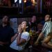 'a gente não transmite pela internet, porque o delay é absurdo. Usamos a transmissão a cabo, que o sinal é direto, então não costuma ter problema', diz dono do Baródromo — Foto: Adam Gray / AFP