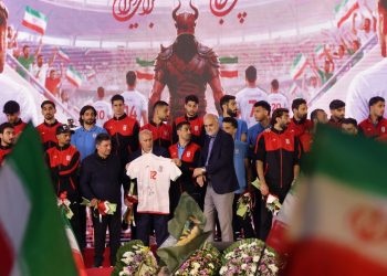 Integrantes da seleção de futebol do Irã participam de uma cerimônia de despedida em Teerã, em 13 de maio, antes de sua partida para a Copa do Mundo da FIFA de 2026 na América do Norte — Foto: Atta Kenare / AFP