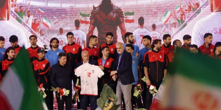 Integrantes da seleção de futebol do Irã participam de uma cerimônia de despedida em Teerã, em 13 de maio, antes de sua partida para a Copa do Mundo da FIFA de 2026 na América do Norte — Foto: Atta Kenare / AFP