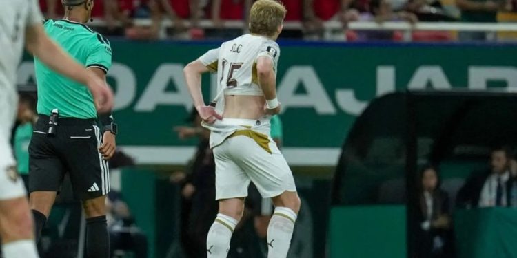A camisa rasgada de Šulc — Foto: Luciano Gonzalez / AFP
