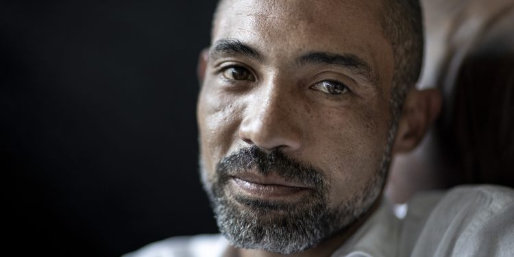 Silvio Guindane celebra 30 anos de carreira dirigindo filme sobre Zeca Pagodinho: 'Não tenho interesse em filmar a miséria'