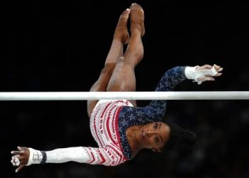 Simone Biles diz que sofreu uma 'assustadora' emergência médica: 'Quase morrer não estava nos meus planos'
