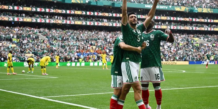 Raúl Jiménez comemora o seu gol, o segundo do México na partida — Foto: CARL DE SOUZA/AFP