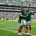 Raúl Jiménez comemora o seu gol, o segundo do México na partida — Foto: CARL DE SOUZA/AFP