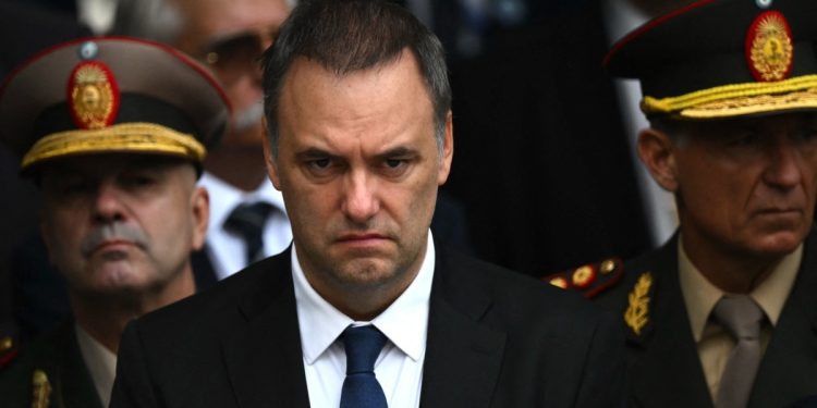 Suspeito de enriquecimento ilícito, chefe de gabinete de Milei diz que ganhou dinheiro com cripto