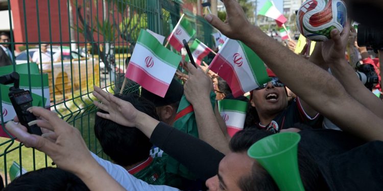 Torcedores iranianos apoiam time em frente a hotel no México — Foto: Guillermo Arias/AFP