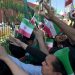 Torcedores iranianos apoiam time em frente a hotel no México — Foto: Guillermo Arias/AFP