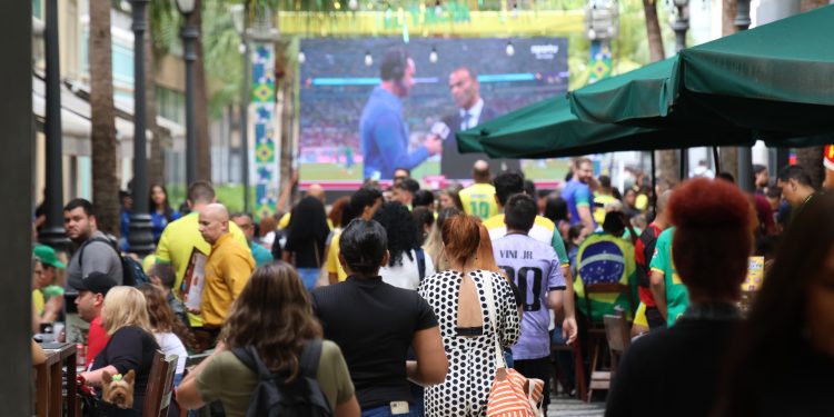 Telões, samba, bolão e troca de figurinhas da Copa: veja onde torcer pelo Brasil na Zona Norte