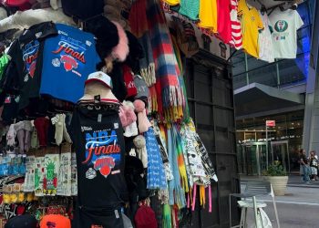 Camisas dos Knicks à venda nas Ruas de Nova York — Foto: Rafael Oliveira