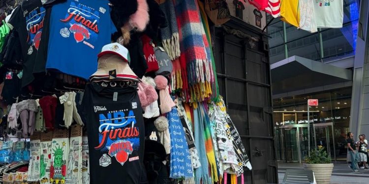 Camisas dos Knicks à venda nas Ruas de Nova York — Foto: Rafael Oliveira