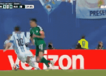 Lance de Messi que poderia ter gerado cartão vermelho, na avaliação dos argelinos — Foto: Reprodução/FOX TV