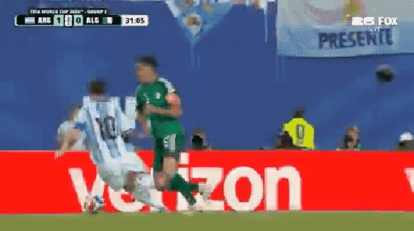 Lance de Messi que poderia ter gerado cartão vermelho, na avaliação dos argelinos — Foto: Reprodução/FOX TV