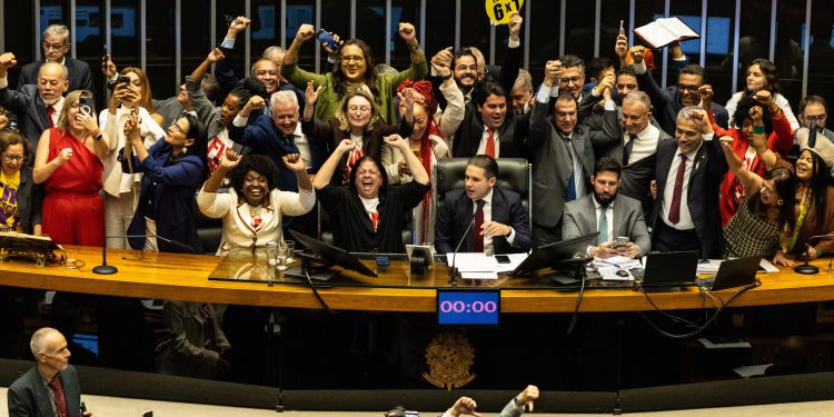 Trump dá novo fôlego a Flávio Bolsonaro