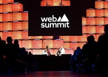 Henna Virkkunen, vice-presidente executiva da União Europeia para Soberania Tecnológica, Segurança e Democracia (à direita), conversa com Maria Curi, repórter de política tecnológica da Axios no palco principal do Web Summit Rio, no Riocentro — Foto: Paul Devlin/Web Summit via Sportsfile