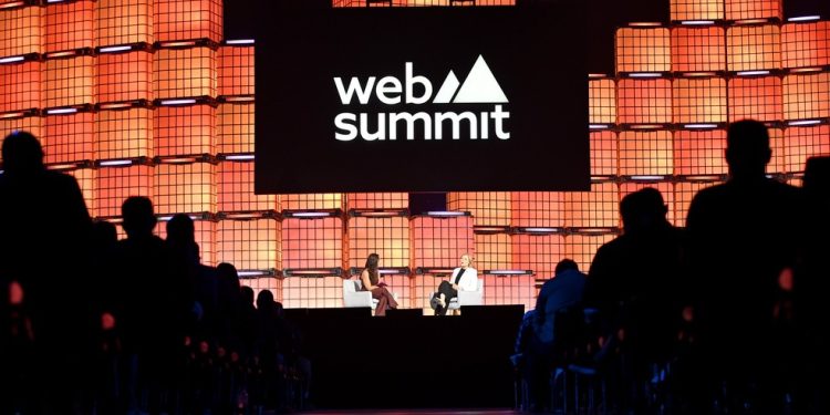 Henna Virkkunen, vice-presidente executiva da União Europeia para Soberania Tecnológica, Segurança e Democracia (à direita), conversa com Maria Curi, repórter de política tecnológica da Axios no palco principal do Web Summit Rio, no Riocentro — Foto: Paul Devlin/Web Summit via Sportsfile