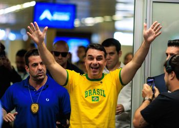 UNE aciona PGR contra Flávio Bolsonaro
