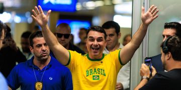 UNE aciona PGR contra Flávio Bolsonaro