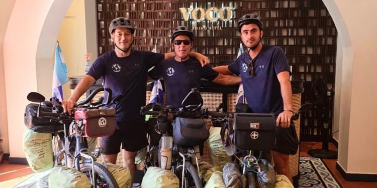 O trio de torcedores argentinos que cruzou o continente para ver a Copa do Mundo de 2026 — Foto: Reprodução/Instragram/@enbicialmundo