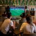 Torcida em frente à TV para a Copa: transmissão ao vivo pode ter diferenças de sinal — Foto: Brenno Carvalho / Agência O Globo