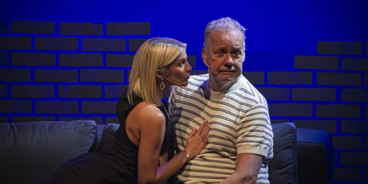 Isabella Santoni e Luiz Fernando Guimarães em cena de "Baixa sociedade", que faz temporada no Teatro Clara Nunes — Foto: Divulgação/Paula Tonelotto