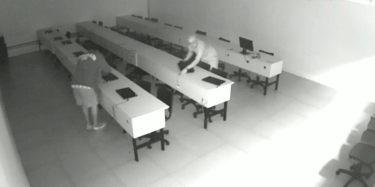 Vídeo: dupla rouba 25 laptops de faculdade no Rio em 7 minutos