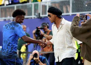 Vini e Ronaldinho Gaúcho se encontram antes de Brasil x Haiti pela Copa do Mundo — Foto: Dan Mullan / Getty Images via AFP