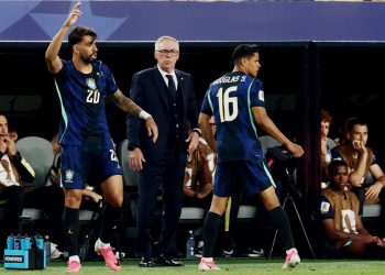 Técnico Carlo Ancelotti, Lucas Paquetá e Douglas Santos em Brasil x Haiti pela Copa do Mundo — Foto: Charly Triballeau / AFP