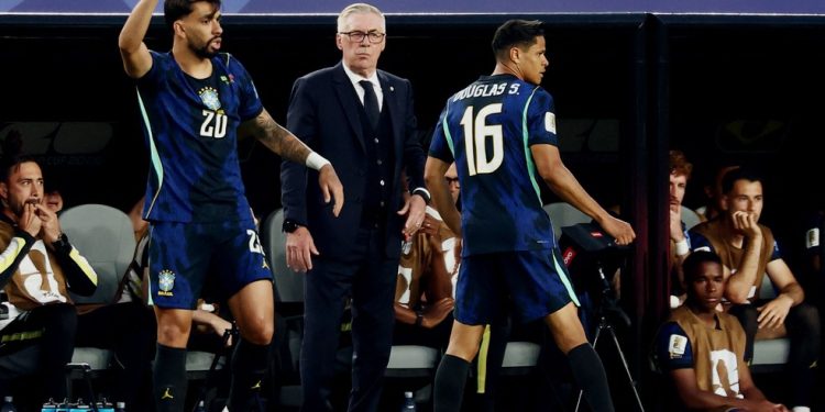Técnico Carlo Ancelotti, Lucas Paquetá e Douglas Santos em Brasil x Haiti pela Copa do Mundo — Foto: Charly Triballeau / AFP