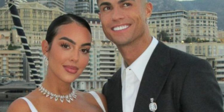 Cristiano Ronaldo presenteia Georgina com anel de noivado avaliado em até R$ 37 milhões — Foto: Reprodução Instagram