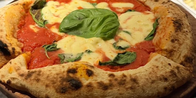 Pizza: fermentação longa, chamuscado correto, estrutura e equilíbrio de proporções e sabor — Foto: Ian Oliver